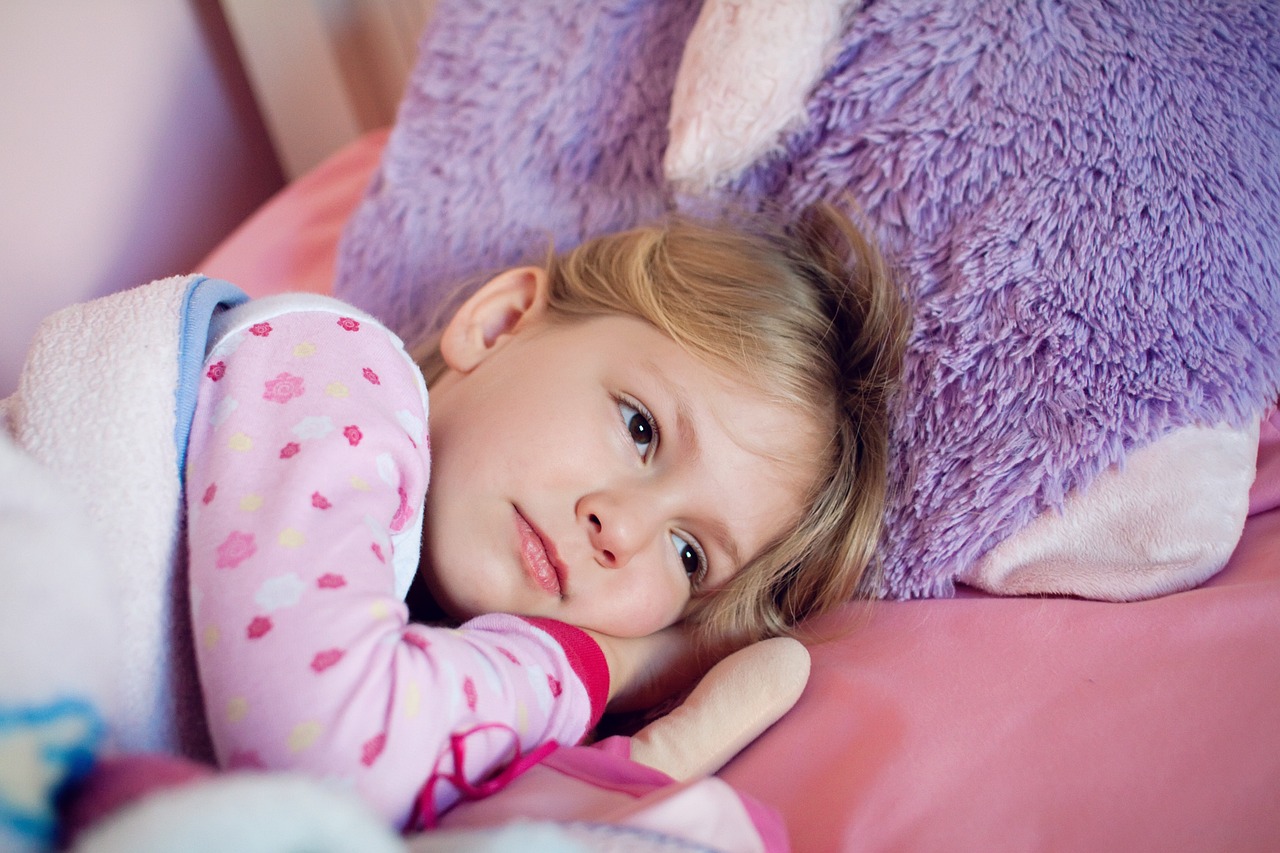 Ma fille de 3 ans ne veut pas se lever : Comment j’ai réussi à la faire sortir du lit sans bataille